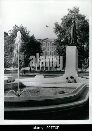 Sept. 09, 1960 - neue Ansicht von der neuen amerikanischen Botschaft In Londons Grosvenor Square: die Stars And Stripes fliegt über die neue amerikanische Botschaft in Grosvenor Square zum ersten Mal - wenn das Gebäude in Gebrauch kam. Dies ist die Szene über den Platz zeigt die Vorderseite des Gebäudes mit seinen vergoldeten Adler und die Roosevelt-Statue. Stockfoto