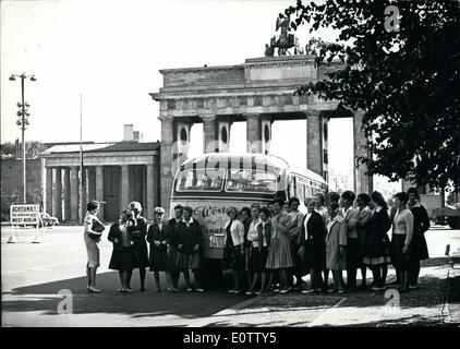 Sept. 09, 1960 - Ostberlin geschlossen für West-deutschen: Menschen in der Bundesrepublik Deutschland dürfen nicht ins Ost-Berlin seit 9. September 1960, 0.00 Uhr, außer mit Sondergenehmigung. Diese Genehmigung muss bei der DDR-Polizei beantragt werden. Schülerinnen der St. Angela School of Osnabrück, die sich in Berlin aufhalten präsentieren für einen Informationsbesuch an der Staatsoper in Ost-Berlin gehen wollte, aber sie nicht die Erlaubnis erhalten, Ost-Berliner eingeben. Das Foto zeigt die Schülerinnen vor dem Brandenburg-Bogen. Stockfoto