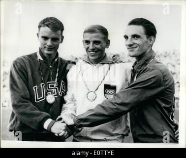 09. September 1960 - Olympische Spiele in Rom Bronzemedaille für Peter Radford im 100-Meter-Finale.: Der deutsche Weltrekordhalter Armin Hary gewann heute das Olympische 100-Meter-Finale in 10,2 Sekunden, was dem von ihm gestern eingerichteten olympischen Reocrd entsprach, Dave SE (USA) war Zweiter und Peter Radford (Großbritannien) Dritter. Foto-Shows (L bis R) : die Hände schütteln nach dem heutigen Finale sind Dave Sime (USA), der Zweiter war: Armin Hary aus Deutschland, der Sieger, und Peter Radford aus Großbritannien, der Dritter. Stockfoto