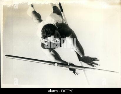 Sept. 09, 1960 - Olympische Spiele In Rom. Goldmedaille für Vereinigte Staaten von Amerika Im Stabhochsprung. Foto zeigt D. Bragg, der USA, in Aktion während des Finales der Stabhochsprung der Männer, die er gewann. Er schuf einen neuen Olympischen Rekord mit 15 ft. 5ins. Stockfoto