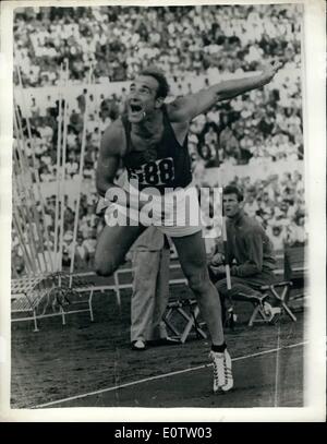 Sept. 09, 1960 - Olympische Spiele in Rom. Russland gewinnt Speerwurf Finale. Das Foto zeigt V. Cybulenko, Russlands, gewinnen die Männer Javelin Finale in Rom heute, mit einem Abstand von 277 ft. 8 5/8 ins. Stockfoto