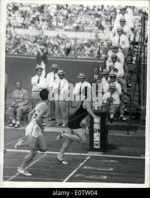 Sept. 09, 1960 - Olympische Spiele In Rom Gold Medal für Neuseeland in 800 M: Foto zeigt p. Snell, New Zealand, gesehen gewann das Finale der Männer 800 m in Rom gestern, von R. Moens, Belgien. Der Geruch war 1-46,3. Stockfoto