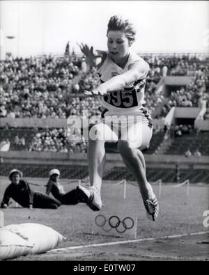 Sept. 09, 1960 - Olympische Spiele in Rom. Maria Bignal scheitert im Weitsprung Veranstaltung. Foto zeigt Großbritannien; s Mary Bigmal macht einen feinen Sprung in der Qualifikation der Frauen Log Sprung, bei dem sie nur knapp hinter den Olympischen Rekord - war, sie später scheiterte aber an den letzten sechs, während der Olympischen Spiele in Rom zu erreichen. Stockfoto