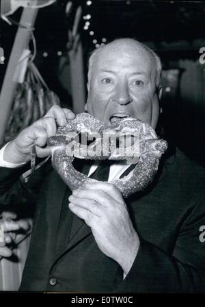 Sept. 09, 1960 - Vorsicht: dieser Prezel konnte mit Dynamit geladen werden! Aber der amerikanische Direktor des kriminellen Filme, Alfred Hitchcock (Alfred Hitchcock) scheint nicht zu befürchten, so eine Sache wenn am 27. September besucht das Oktoberfest in München - Hitchcock kam nach München anlässlich des Deutschland-Uraufführung seines Films "Psycho" Stockfoto