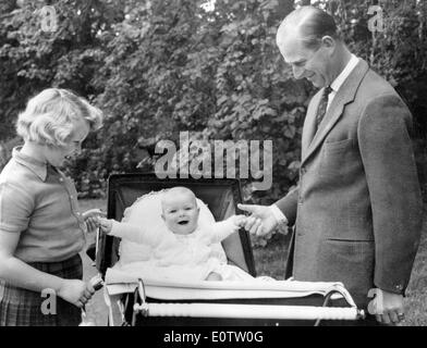 Prinz Philip mit Prinzessin Anne und Prinz Andrew Stockfoto