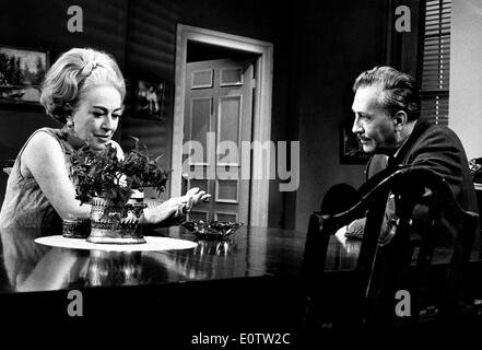 Schauspielerin Joan Crawford am Esszimmertisch Stockfoto