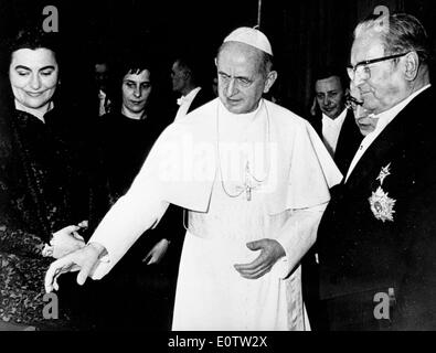 Papst Paul Vl zu Fuß durch eine Menge von Menschen Stockfoto