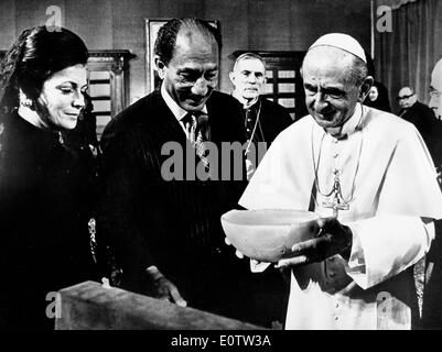 Papst Paul Vl hält eine Schüssel während der Veranstaltung Stockfoto