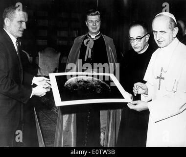 Papst Paul Vl wird von Astronaut Frank Borman besucht. Stockfoto