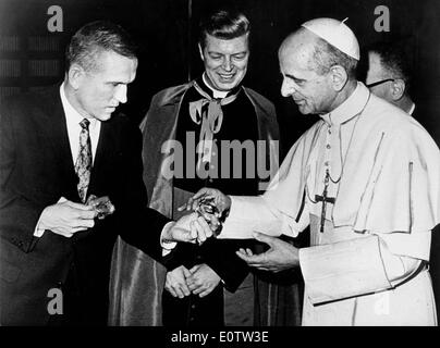 Papst Paul Vl wird von Astronaut Frank Borman besucht. Stockfoto