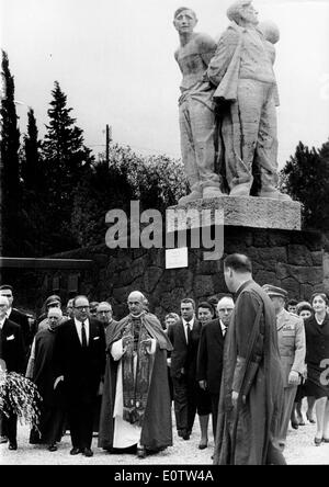 Papst Paul Vl besucht Katakomben zu beten Stockfoto