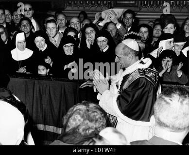 Papst Paul Vl zu Fuß durch eine Gruppe von Nonnen Stockfoto
