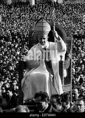 Papst Paul Vl, durchgeführt durch die Menge auf einem Thron Stockfoto