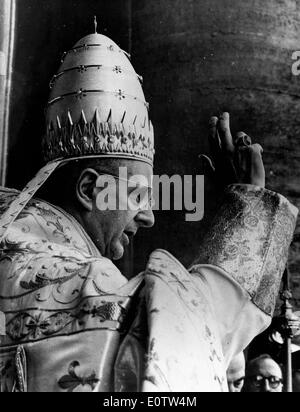 Papst Paul Vl winken vom Balkon für Bürger Stockfoto