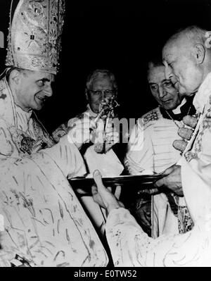 Papst Paul Vl trägt die Mitra Hut während eines Gottesdienstes Stockfoto