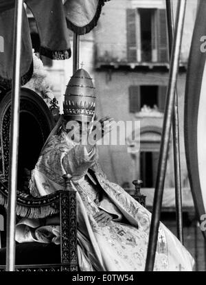 Papst Paul Vl mit der bischöflichen Mitra während einer parade Stockfoto