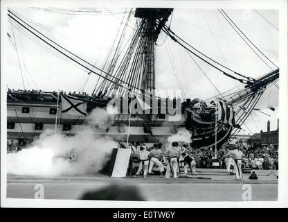 8. August 1960 - Stille seit 150 Jahren eine Waffe feuert für Marine Tage Besucher in Portsmouth: zwanzig Schiffe repräsentieren zwölf verschiedene Klassen und vierzehn Ausstellungen und Displays tragen dazu bei, die beliebte Appelle zu Portsmouth Navy Tagen auszugleichen. Eines der Displays war die Periode Bohrer und Abfeuern von einer der HMS Victory Kanone. Die Waffe war ein Original, und die Forschung hat gezeigt, dass es kein Schuss, seit dem Nachmittag des 21 abgefeuert hatte. Oktober 1805, in der Schlacht von Trafalgar, bis Test Zündungen Anfang dieses Jahres in Vorbereitung für Marine-Tage Stockfoto