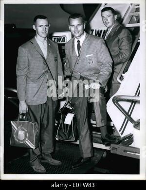 8. August 1960 - Philidelphian Jack Kelly Jr., Center, der Bruder von Grace Kelly, ist flankiert von seiner US olympische Ruderplatz Teamkollegen William Knecht, links, und Trainer John S. Trinsey hier vor dem Flug ihre TWA SuperJet für die Spiele In Rom abgebildet. Stockfoto