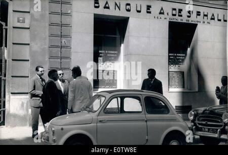 8. August 1960 - HOLD-UP IN A PARIS BANK IN HELLLICHTEN Tag fünf vermummte HOLD-UP hat sich mit fast 4.000 £ Wert der Banknoten nach einer gewagten Raub IN einer BANK gegenüber der amerikanischen Botschaft, in der Nähe der PLACE DE LA CONCORDE, heute Morgen. EIN KELLNER IN EINEM NAHE GELEGENEN CAFE, EINES AUGENZEUGEN, ALS FRAGE VON KRIMINELLEN KADER INSPEKTOREN. Stockfoto