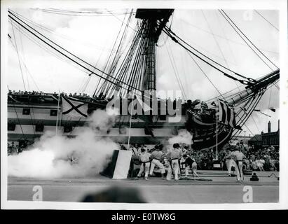 8. August 1960 - Stille seit 150 Jahren eine Waffe feuert für Marine Tage Besucher in Portsmouth: zwanzig Schiffe repräsentieren zwölf verschiedene Klassen und vierzehn Ausstellungen und Displays tragen dazu bei, die beliebte Appelle zu Portsmouth Navy Tagen auszugleichen. Eines der Displays war die Periode Bohrer und Abfeuern von einer der HMS Victory Kanone. Die Waffe war ein Original, und die Forschung hat gezeigt, dass es keine seit dem Nachmittag des 21. Oktober 1805, in der Schlacht von Trafalgar bis trial Zündungen Anfang dieses Jahres in Vorbereitung für Marine Tage geschossen hatte Stockfoto