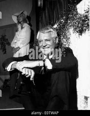 Schauspieler Cary Grant sitzen gegen eine Wand Stockfoto