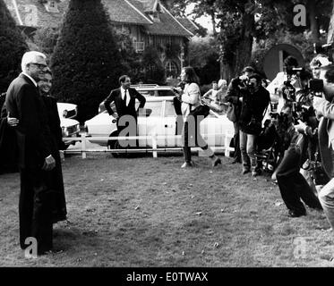 Schauspieler Cary Grant und Begleitung von Paparazzi umgeben Stockfoto