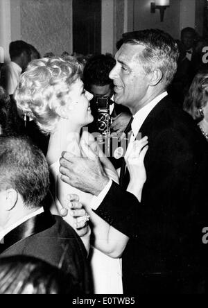 Schauspieler Cary Grant tanzen mit einer Frau auf einer party Stockfoto