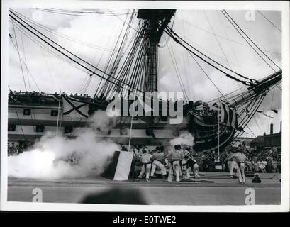 8. August 1960 - feuert eine Pistole Silent seit 150 Jahren Marine tagelang Besucher in Portsmouth. Zwanzig Hüften Vertretung zwölf verschiedene Klassen und vierzehn Ausstellungen und Displays tragen dazu bei, die beliebte Appelle zu Portsmouth Navy Tagen auszugleichen. Eines der Displays war der Zeitraum Bohrer und Abfeuern einer Kanone H.M.S Victory. Die Waffe war ein Original, und die Forschung hat gezeigt, dass es keine seit dem Nachmittag des 21. Oktober 1805, in der Schlacht von Trafalgar bis trial Zündungen Anfang dieses Jahres in Vorbereitung für Marine Tage geschossen hatte Stockfoto