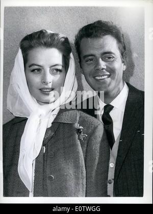 8. August 1960 - stößt französische Schauspielerin von Dirk Bogarde, fliegt sie von New York. Capucine, der schöne französische Star macht ihr Leinwanddebüt in Columbia '' Lied ohne Ende '' flogen die Geschichte von Franz Liszt, gegenüber Dirk Bogarde, in London Flughafen aus New York heute Morgen. Sie ist hier für die Premiere des Films am 5. Sept. angekommen. und wurde heute Morgen von Dirk am Flughafen getroffen. Foto zeigt: Capucine ist mit Dirk Bogarde abgebildet, die sie bei ihrer Ankunft am Flughafen London Vormittag traf. Stockfoto