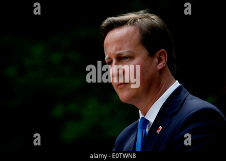 Der britische Premierminister David Cameron spricht mit Journalisten während einer Pressekonferenz mit Londoner Organisationskomitee der Olympischen und Paralympischen Spiele (LOCOG) Vorsitzenden Lord Sebastian Coe (nicht im Bild) in 10 Downing Street in London, Großbritannien, 12. August 2012. Stockfoto