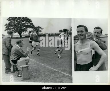 8. August 1960 - Arsenal Experiment mit Radio - Fußball in Übungsspiel. Wissenschaft in Form von einem Zwerg Funkempfänger - kam Stockfoto