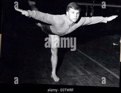 12. August 1960 - vertritt Deutschland bei den Olympischen Spielen 1960: Gunther Lyhs (Gunther Lyhs) zählt zu den deutschen Zielgrößen für die Wettkämpfe im Kunstturnen bei den Olympischen Spielen 1960 in Rom. Foto zeigt Gunther Lyhs während seiner Ausbildung. Stockfoto