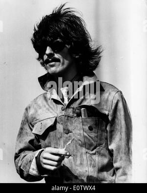 Porträt von George Harrison in einer Jeansjacke und Sonnenbrillen Stockfoto