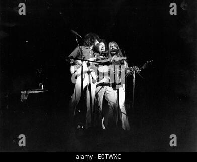 Beatle George Harrison führt mit anderen band Stockfoto