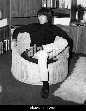 Beatle George Harrison im Wohnzimmer entspannen Stockfoto
