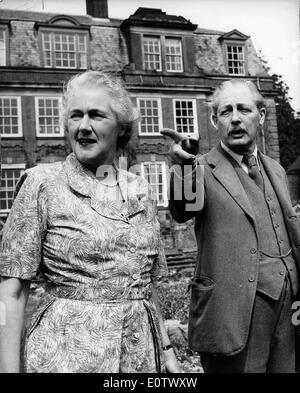 Harold Macmillan und seiner Frau Lady Dorothy vor ihrem Haus Stockfoto