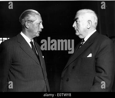 Harold Macmillan im Gespräch mit Robert Menzies bei UN Stockfoto