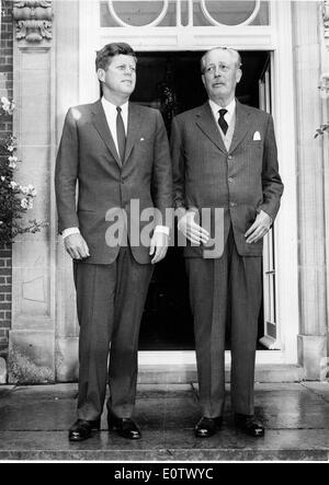 Harold Macmillan und Präsident Kennedy Chat vor einer Haustür Stockfoto