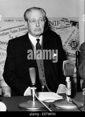 Premierminister Harold Macmillan auf Pressekonferenz Stockfoto