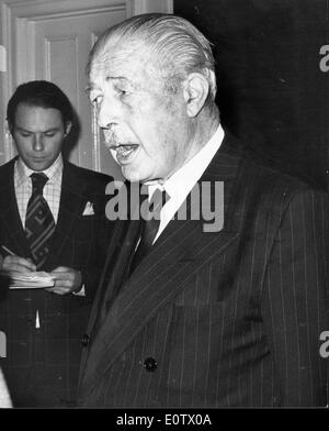 Premierminister Harold Macmillan spricht im Brown's Hotel Stockfoto