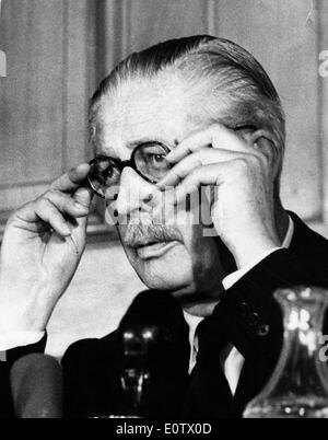 Premierminister Harold Macmillan stellt seine Brille Stockfoto