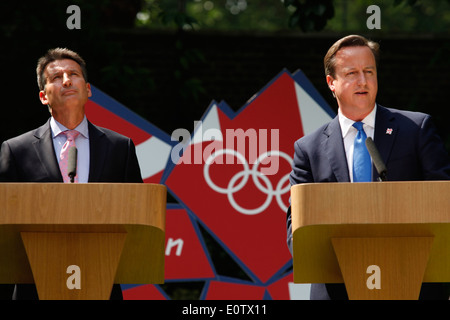 Der britische Premierminister David Cameron (R) während einer Pressekonferenz mit Londoner Organisationskomitee der Olympischen und Paralympischen Spiele (LOCOG) Vorsitzenden Lord Sebastian Coe (L) in 10 Downing Street in London, Großbritannien, 12. August 2012 mit Reportern sprechen. Stockfoto