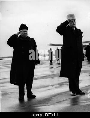 Harold Macmillan besucht Nikita Khrushchev Stockfoto