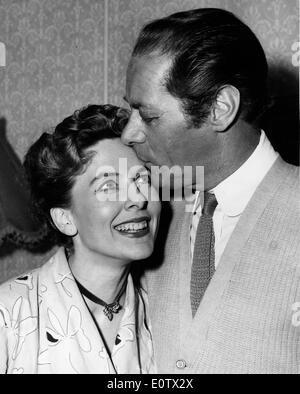 Schauspieler Rex Harrison küsst Frau Lilli Palmer Stockfoto