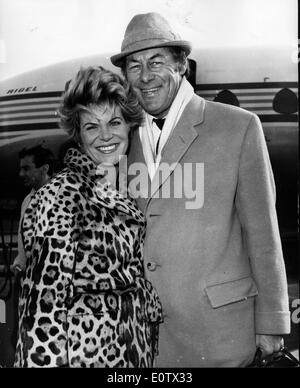 Schauspieler Rex Harrison und Rachel Roberts am Flughafen Stockfoto