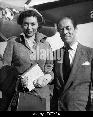 Schauspieler Rex Harrison und Lilli Palmer am Flughafen Stockfoto