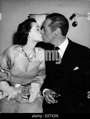 Schauspieler Rex Harrison und Lilli Palmer küssen sich auf einer party Stockfoto