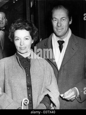 Schauspieler Rex Harrison Reisen mit Frau Lilli Palmer Stockfoto