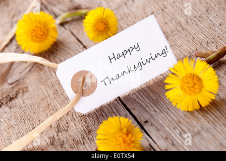 Weiße Tag mit Happy Thanksgiving und gelbe Blumen Stockfoto