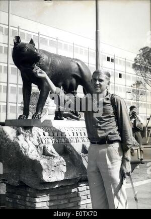 30. August 1960 - will er die berühmte römische Wölfin...... mit einem Kaugummi zu bestechen. Armin Hary, deutscher, der Favorit auf die 100-Meter-Distanz ist hofft, dass er, der einst Romulus und Remus gefüttert, hilft ihm eine goldene Medaille bei den Olympischen Spielen in Rom. Stockfoto